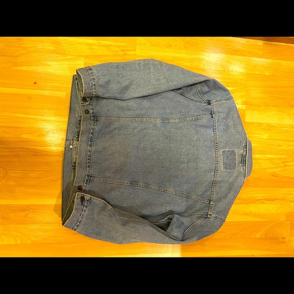 Levi’s men’s jean jacket in a light blue wash. Worn a handful of times - Picture 2 of 3